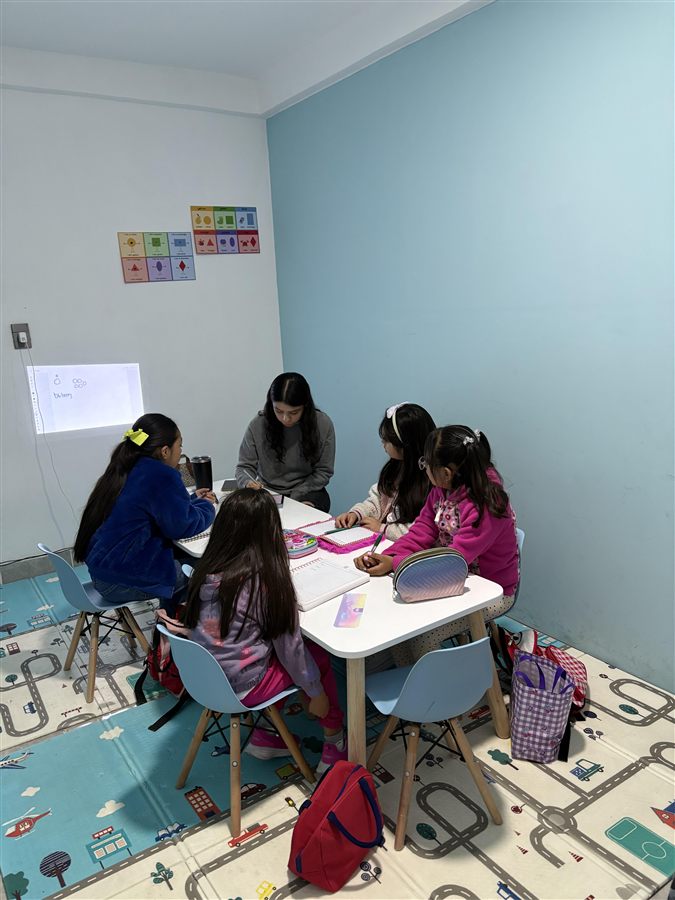 Niñas en una clase de inglés en grupo pequeño