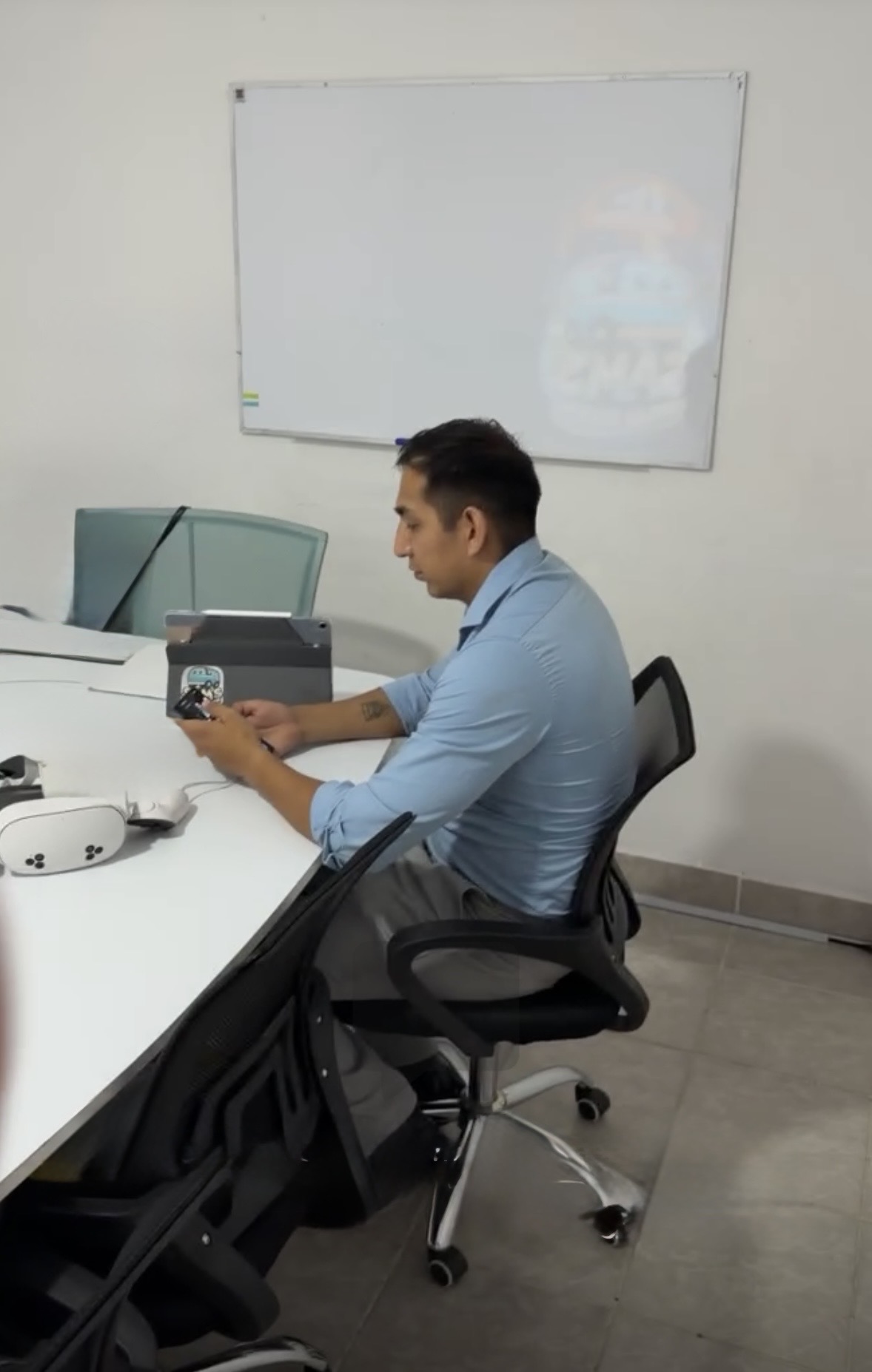 Alumno adulto en un salón de clase