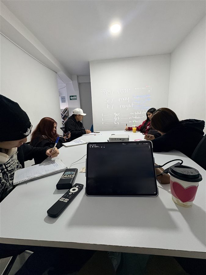Estudiantes practicando inglés en un salón de clase